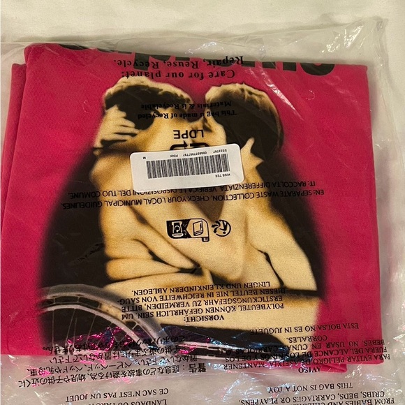 Authentic Supreme Pink Kiss tshirt - Picture 2 of 7